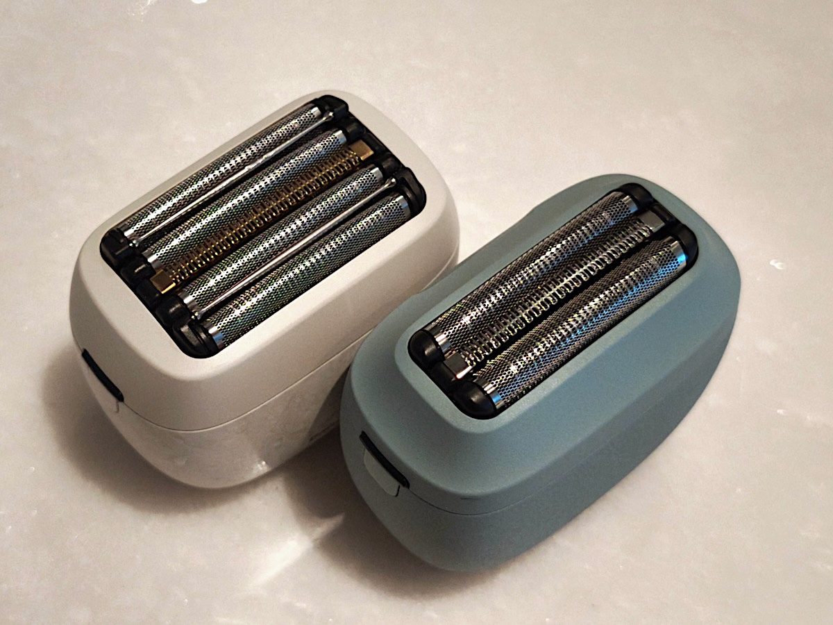 2023年9月発売の5枚刃モデル「ラムダッシュ パームイン ES-PV6A」(左)との比較