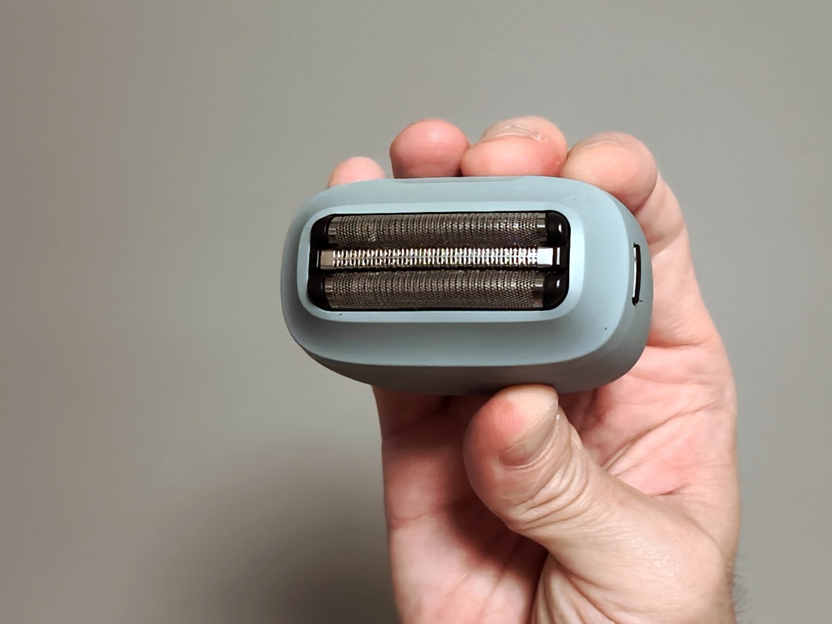 親指とそれ以外の4本の指で挟む持ち方