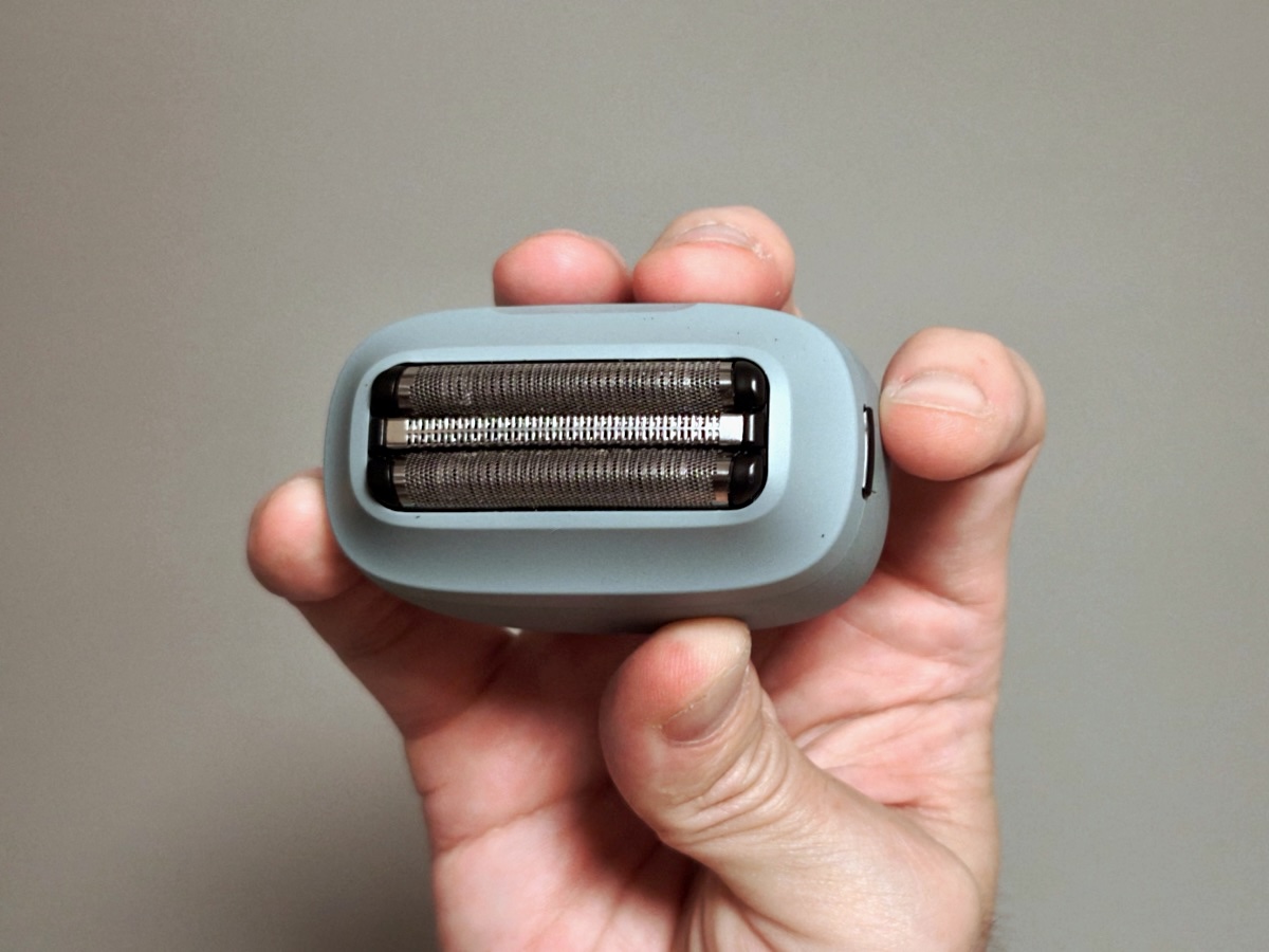 人差し指と小指で左右をホールドする持ち方