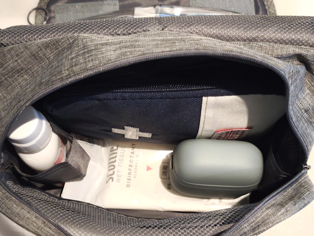 海外出張用のポーチに入れたところ。かなりコンパクトでスペースに余裕がありました