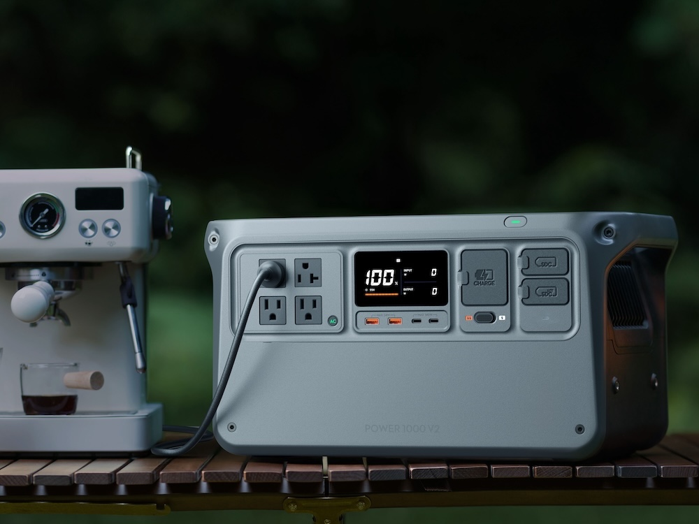 4口のAC出力ポートを備える