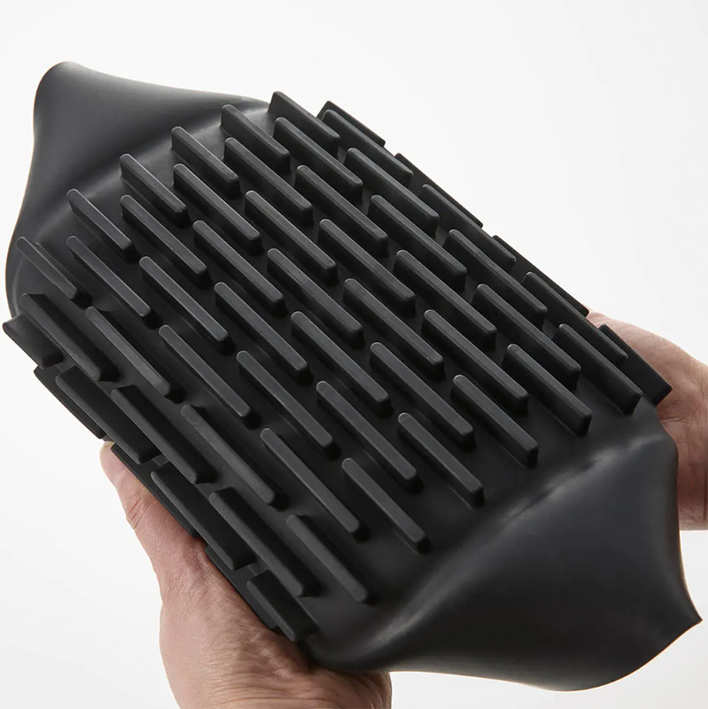 使い終わった後は裏返して凹凸の隙間までしっかり洗える