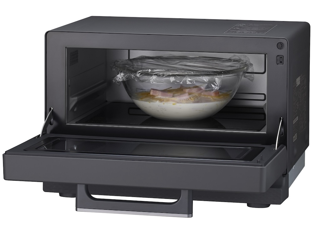 庫内には、食パン2枚や直径23cmのピザなどを入れることができる