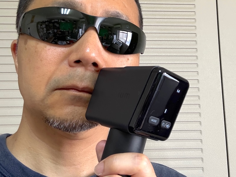 50代半ばにして初めての脱毛器体験。サングラスはカッコつけではなく、光から目を保護するためです