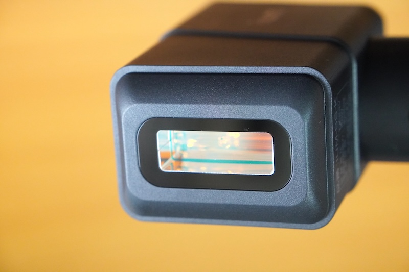 「照射面」とその周囲にある「サファイヤ冷却プレート」