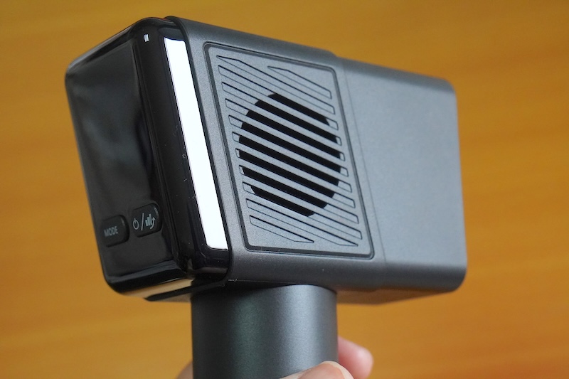 吸気口。使用中や使用後(約30秒間)は冷却のためにファンが作動します