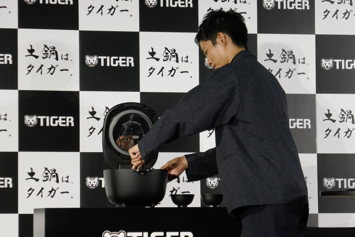 炊き立てのごはんをよそう