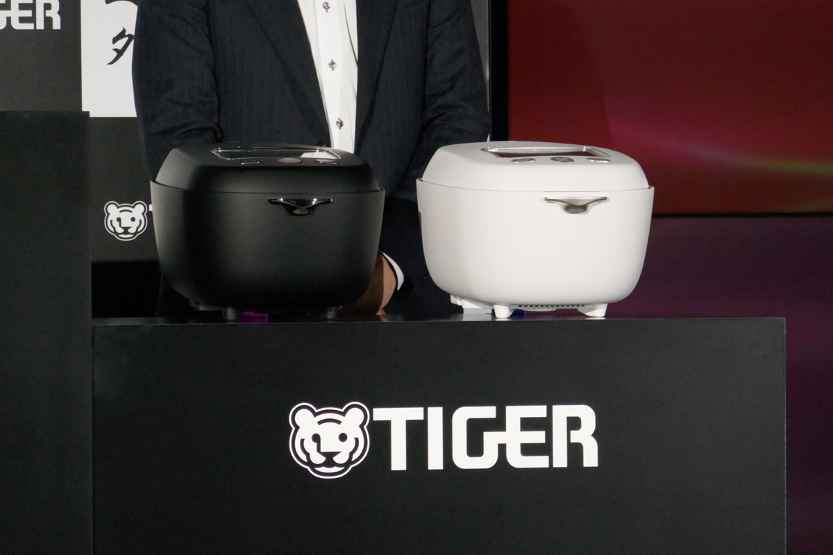 「JRX-S100」(5.5合)と「JRX-S060」(3.5合)をラインナップ。カラーはいずれもストーンブラックとミストホワイトの2色展開