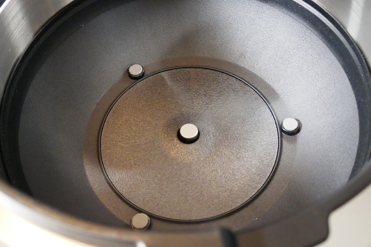 底面に配置された新センサーは温度検知精度が従来比約1.8倍