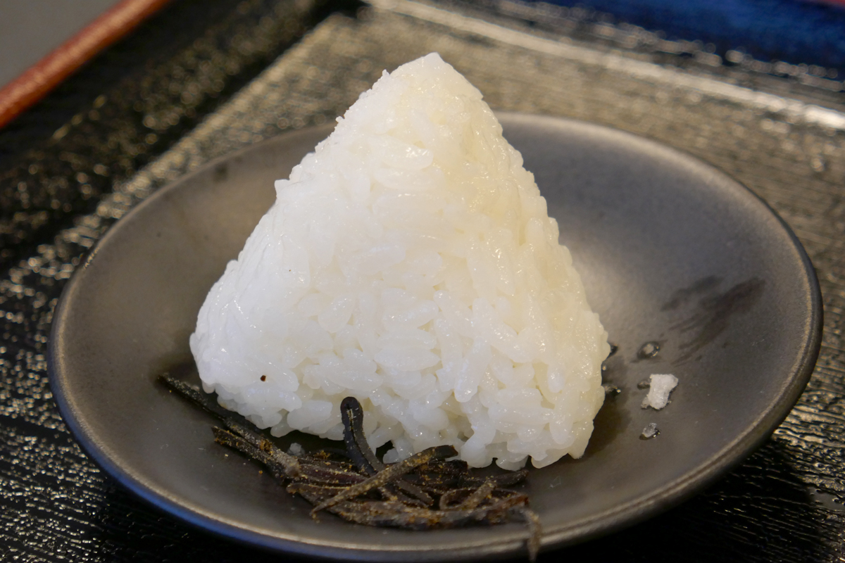「おにぎりメニュー」で炊いたごはんで作ったおにぎり。ほどける食感が特徴だ