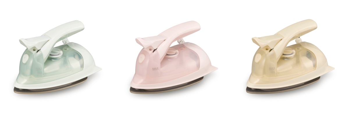左から「ミニスチームアイロン DMS-2103」の新色グリーン、ピンク、クリーム