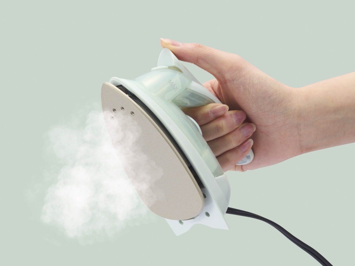 スチーム機能を搭載したミニアイロン