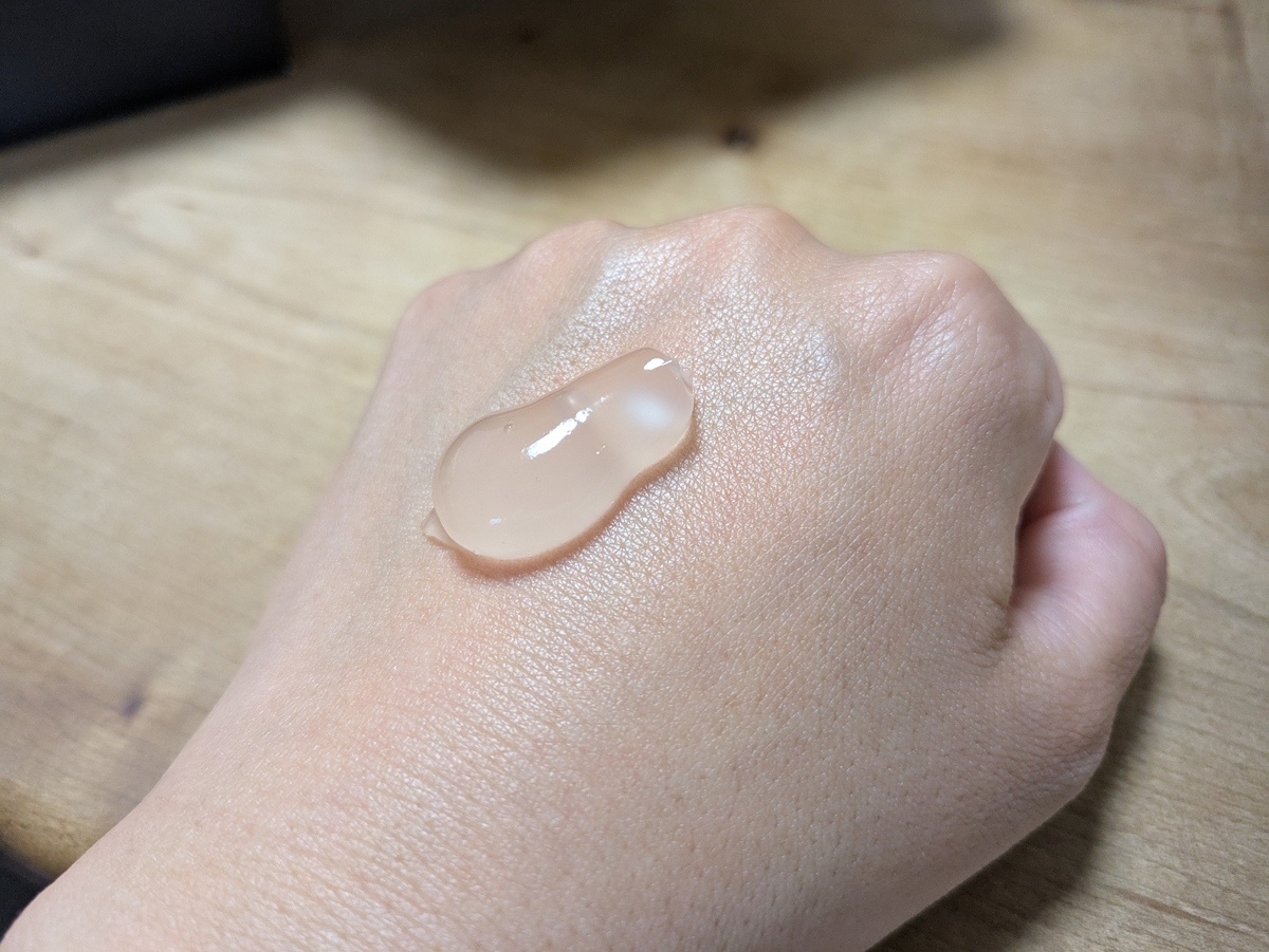 手に取ったところ。顔や首筋など施術したい箇所全体に広げます