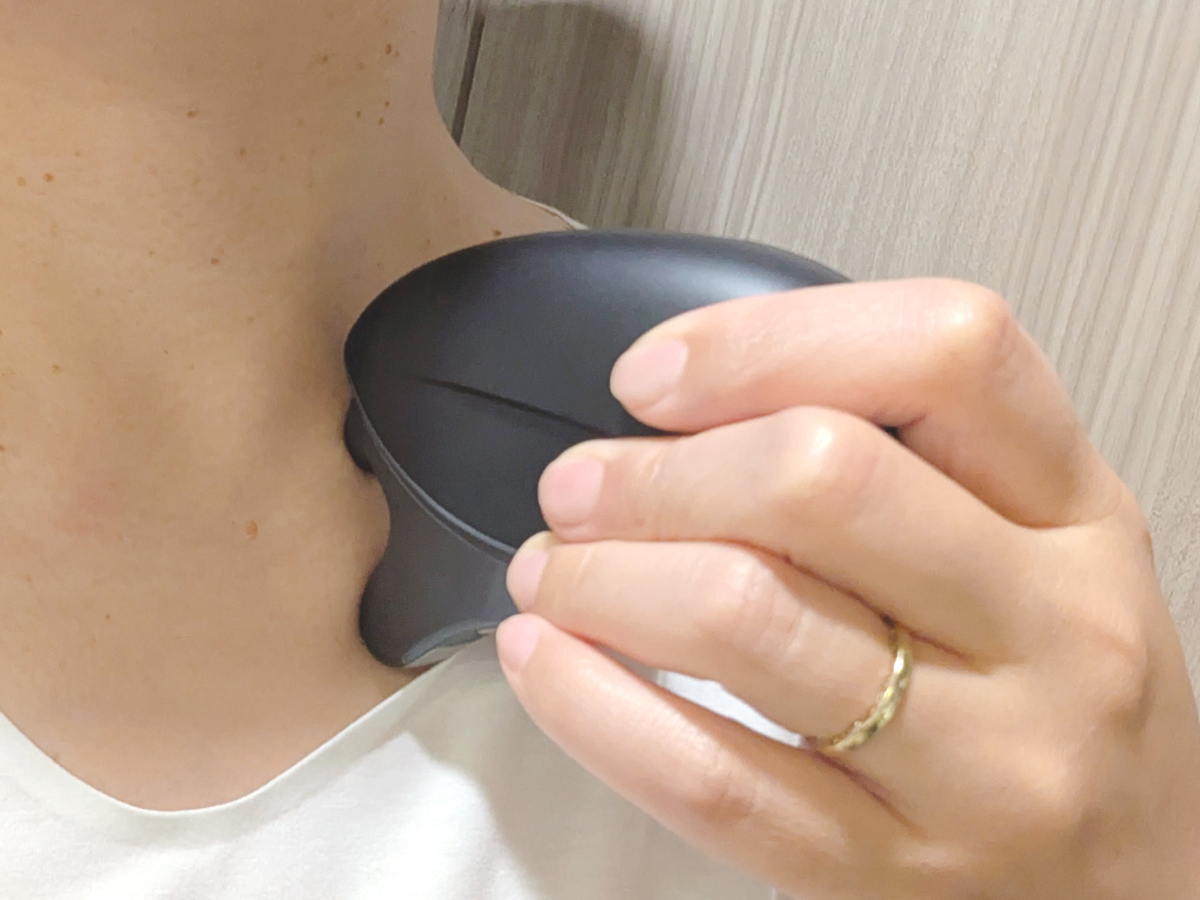 鎖骨を挟み込むように刺激