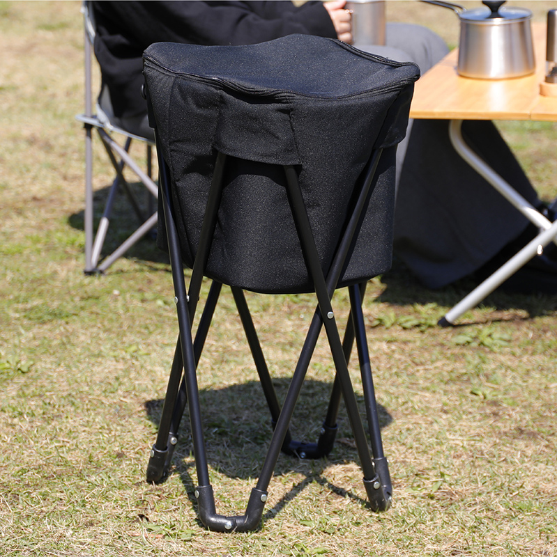 4本のスチール製スタンドで地面からの熱を遮り、自立性を確保