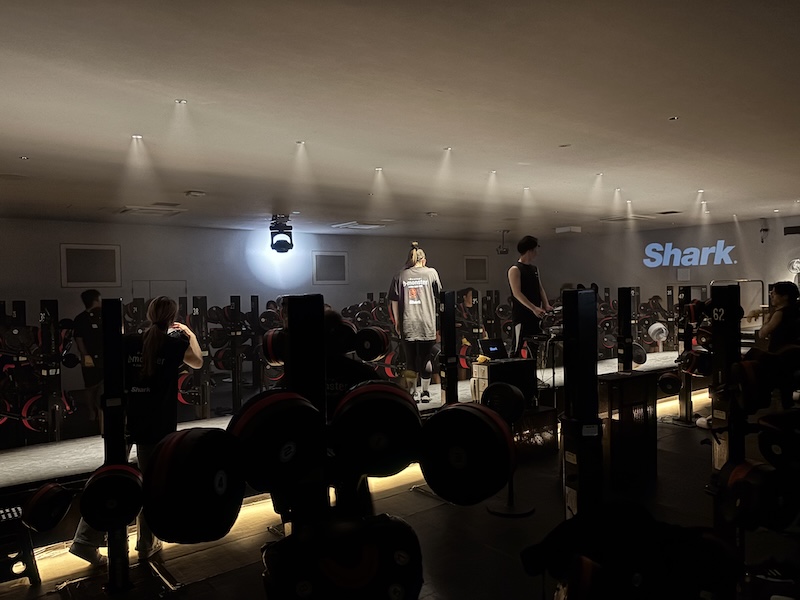 「b-monster恵比寿スタジオ」。写真よりも実際はもっと暗く感じる