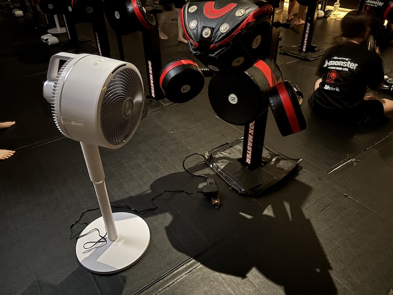 ボックスマスターの合間に設置された「Shark FlexBreeze」