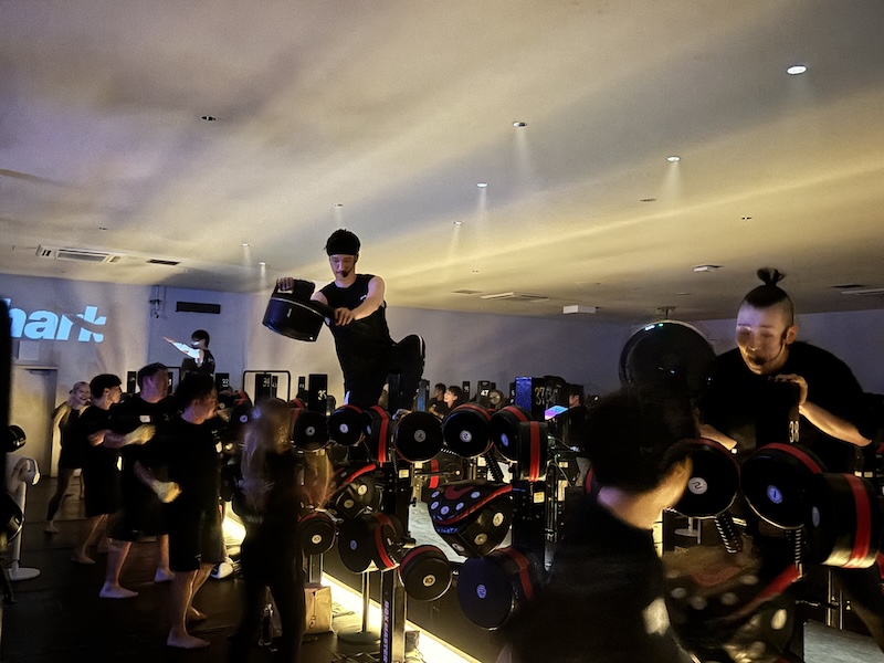 コードレスで作動するファン部分を持ったパフォーマーが、風を当てながら煽ってくる