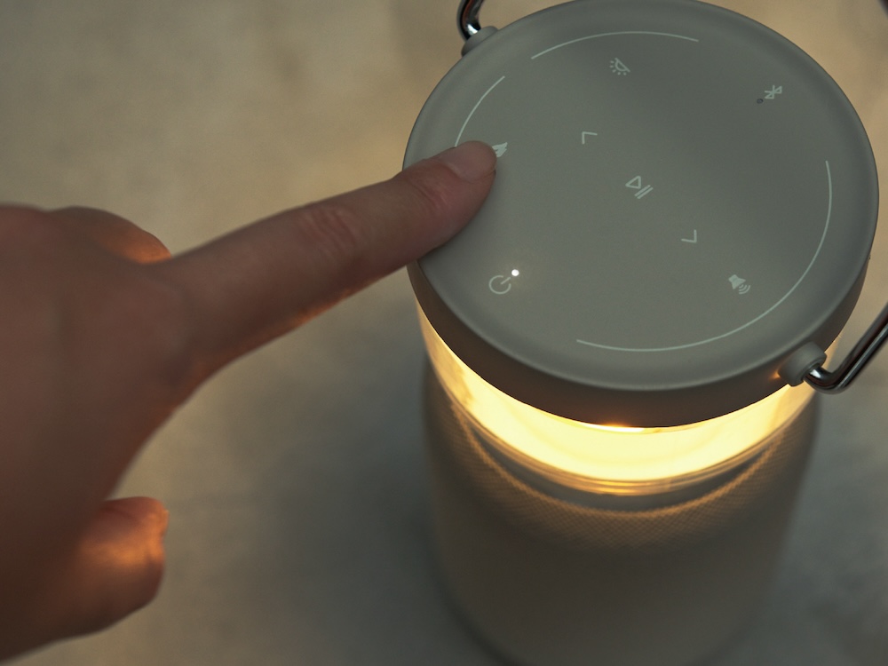 なぞるように指を滑らせて、音量、明るさ(照度)を調整