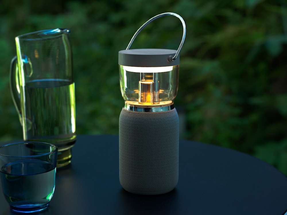 曲げガラスのようなゆるやかにくびれた窓は、光を乱反射させる二重構造設計