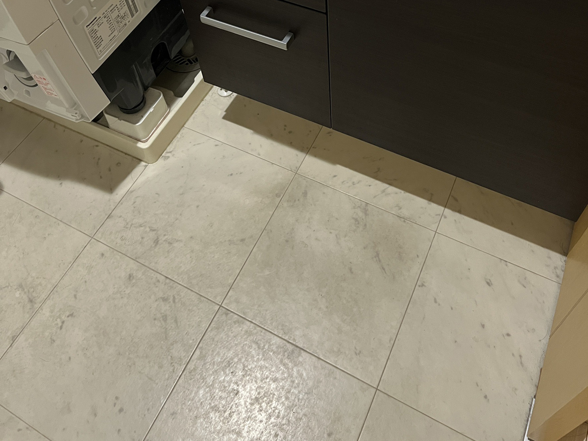 気になる洗面所の床の黒ずみ、簡単にキレイになりました