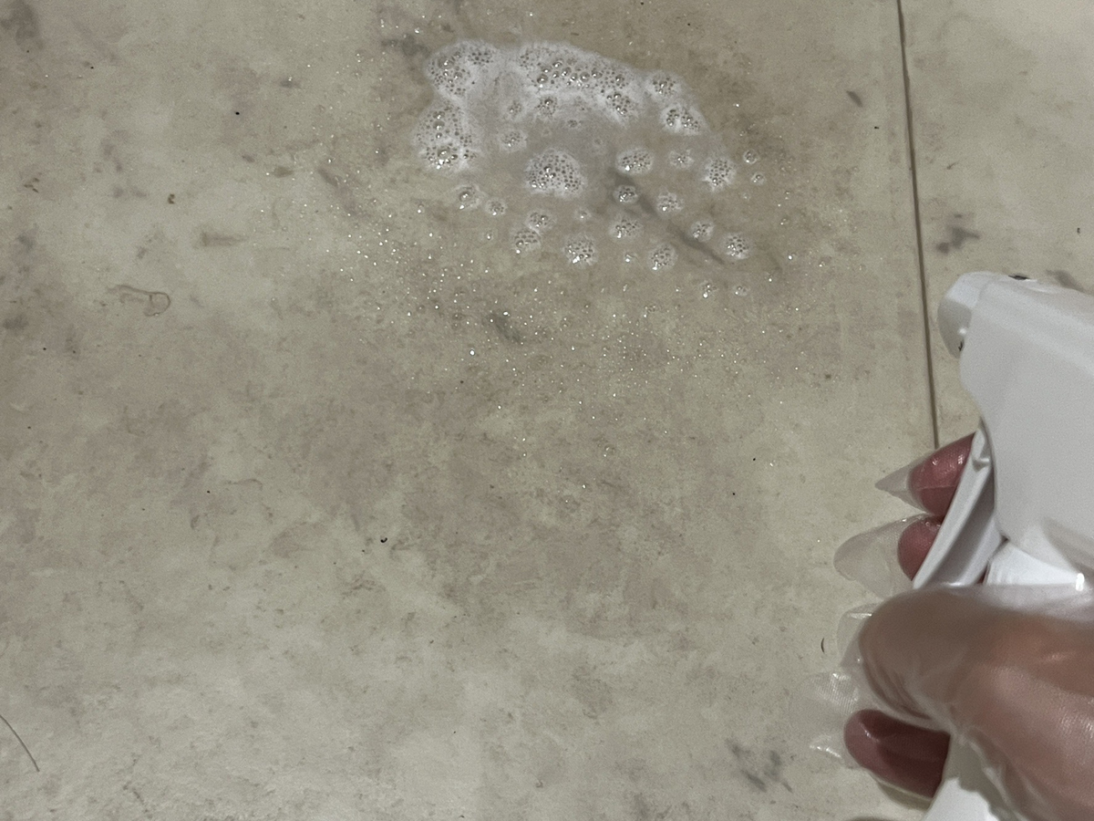 フローリングクリーナーは床に直接スプレーし、布で拭き取ります