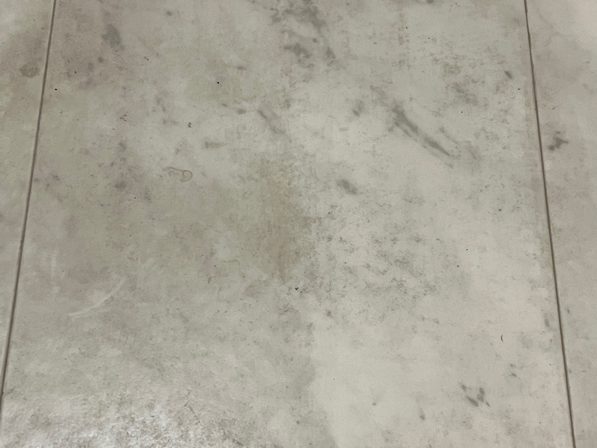 右側だけクリーナーを吹き付けて拭いたところ。本来の床の白さがわかります