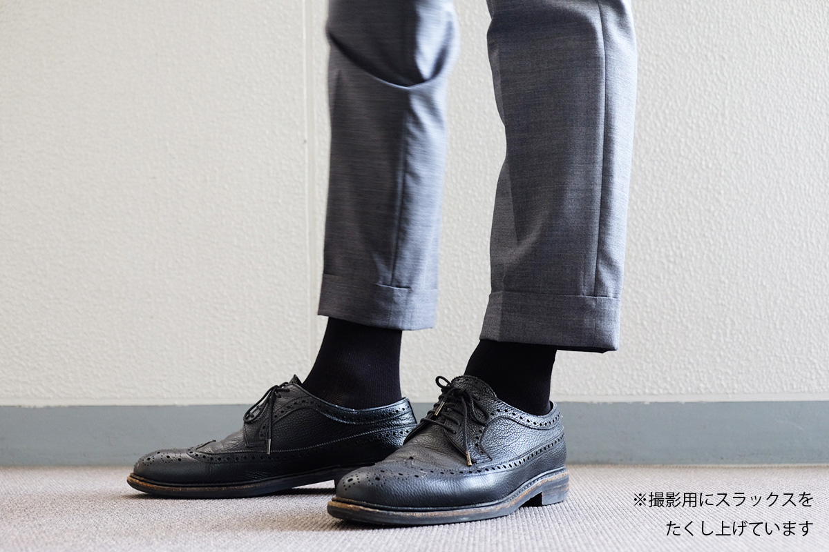 「メディキュット MQフォーメン 着圧ビジネスソックス」を着用している様子