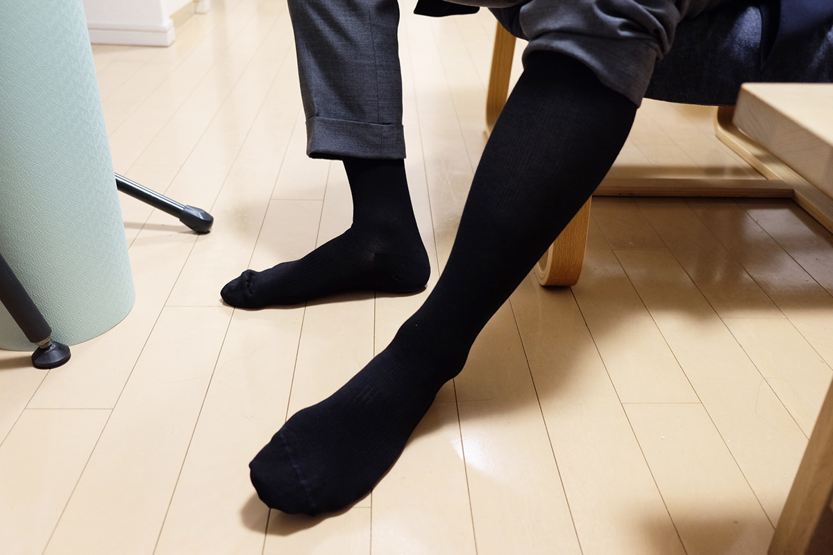 長さは膝下まであるハイソックスタイプ(ロングホーズ)で、フォーマルな雰囲気も