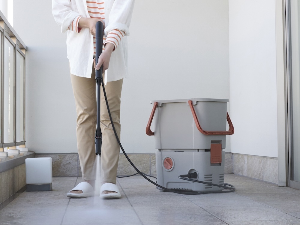 本体に高圧ホースとガンを取り付け、電源プラグをコンセントに差したら、洗浄をスタートできる