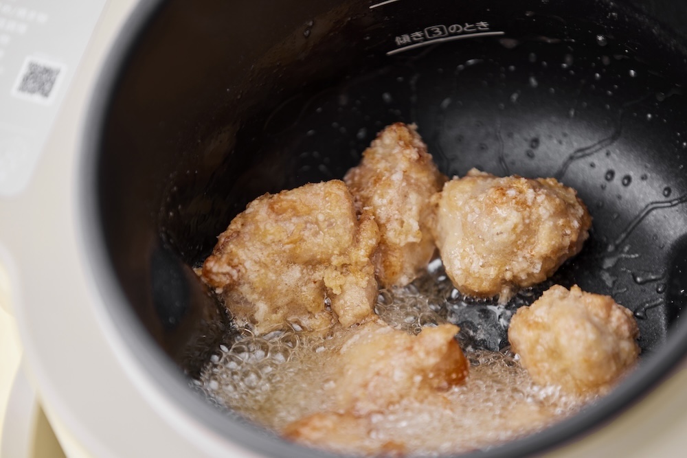 少量の油で唐揚げも作れる