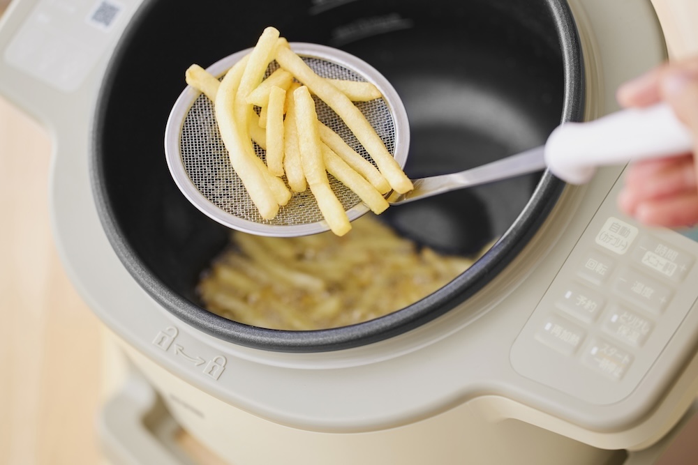 油を使った揚げ物も、油の飛び散りを心配することなく自動で美味しく作れる