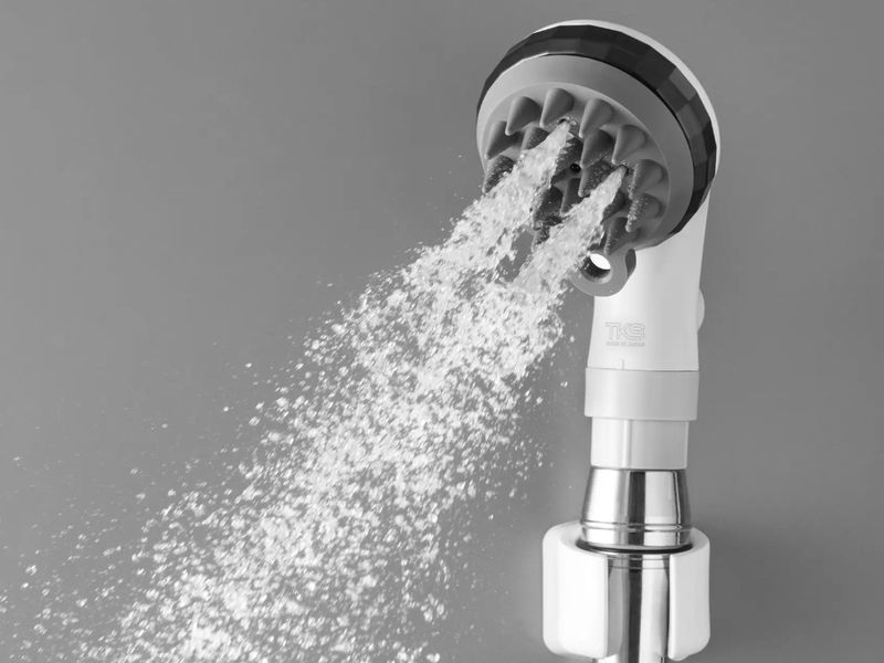 旋回流を4箇所から勢いよく散水する