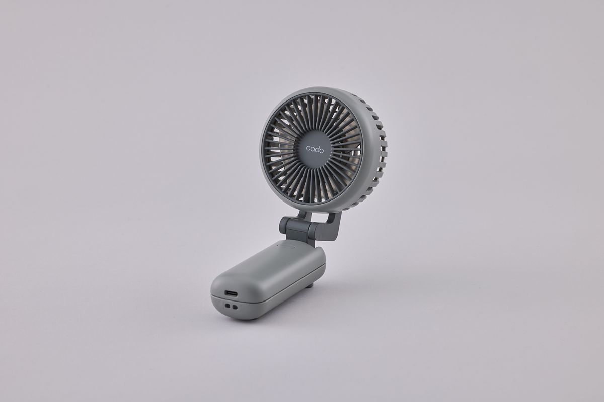 無段階で角度調整ができるため、デスクファンとしても活躍する