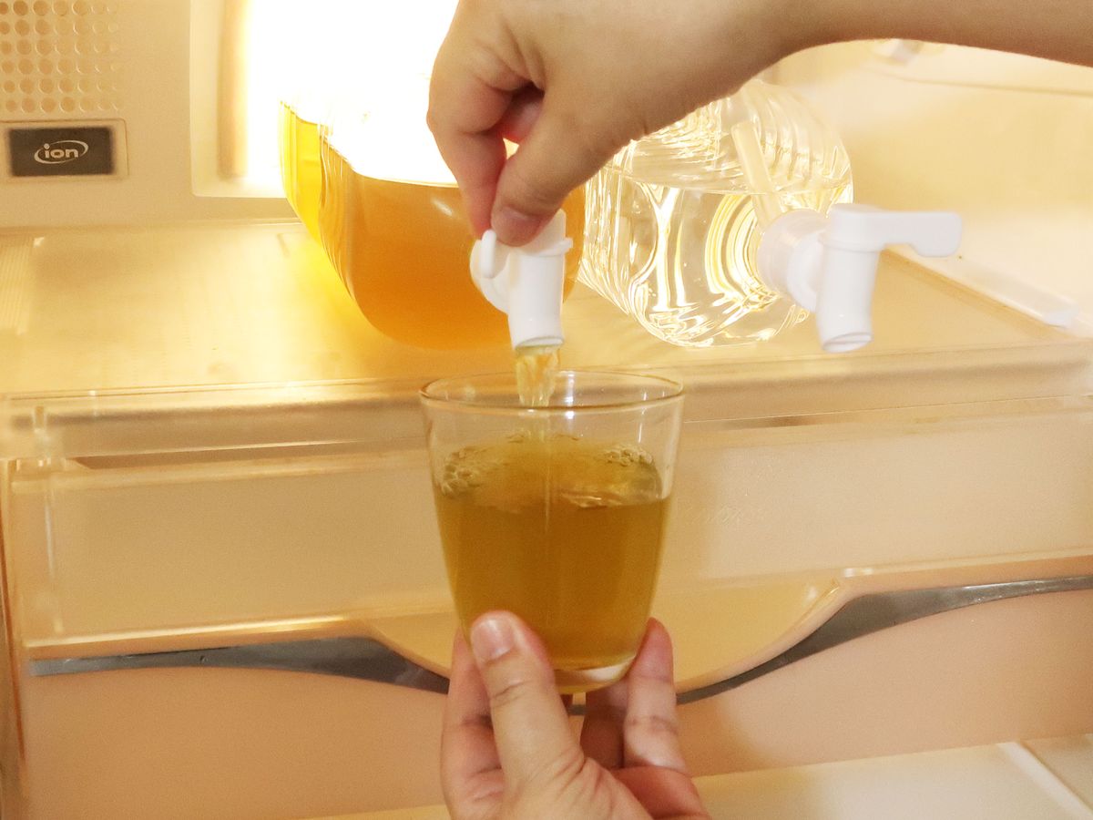 ペットボトルを持ち上げずに飲み物を注げる