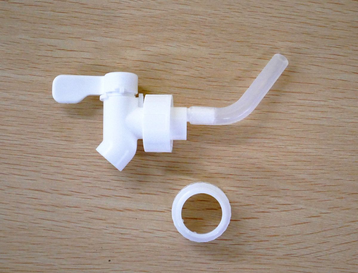 ペットボトルの口径サイズに対応するためのアタッチメントを付属