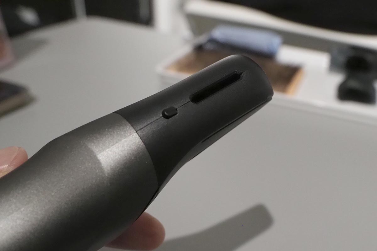 刃の反対側にある穴に水道から水を注ぐとスムーズに毛を落とせる