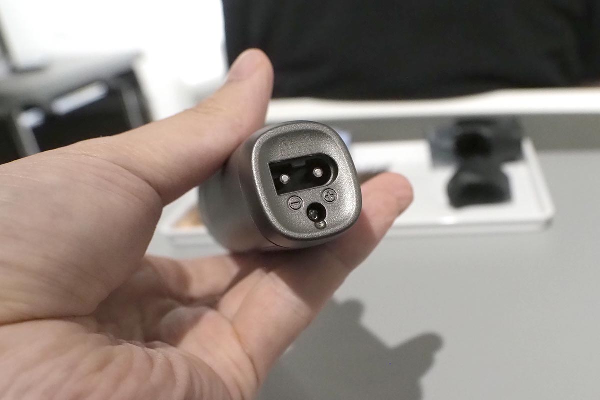 充電はACアダプター経由で行なう