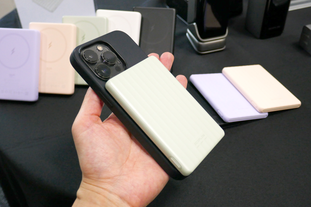 マグネットでiPhoneにぴたっとくっつく