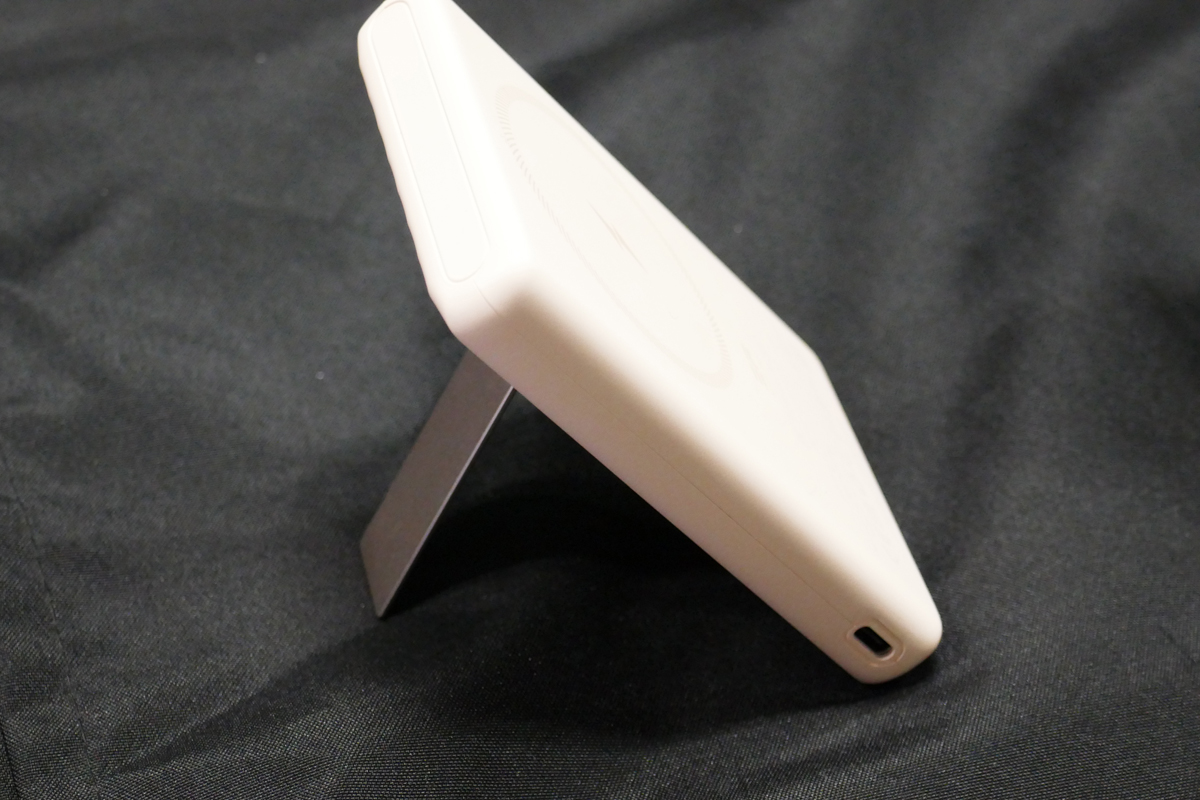 10,000mAhは折りたたみ式のスタンド付き