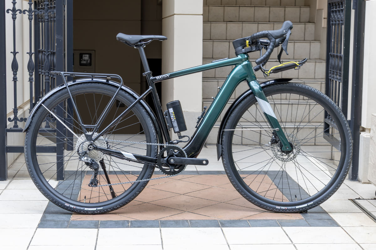 走行可能距離を伸ばすだけでなく、e-bikeの充電環境に革命を起こしそうな「JGR1.1」専用のレンジエクステンダーが登場。撮影車はBESV(ベスビー)のデモ車。オプションの前後マッドガート、リヤキャリア、そしてフロントキャリアの「JACK the Bike Rack」も装備