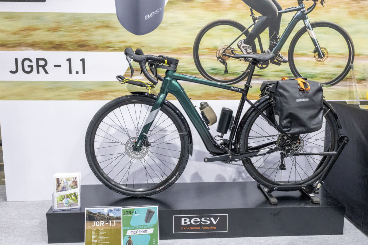 展示されたJGR1.1にはレンジエクステンダーを装備。バックも装備していて通勤など日常的な乗り方にも対応する実用性の高さもアピールしていた