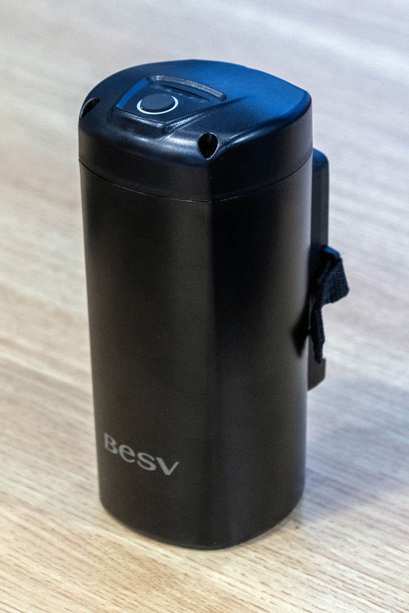 JGR1.1専用のレンジエクステンダー。容量は198Wh(36V/5.5Ah)。走行可能距離は130kmが190kmになる。価格は59,800円。レンジエクステンダーの保護機能として、残量が5%以下になると電力の供給を停止する機能も持っている