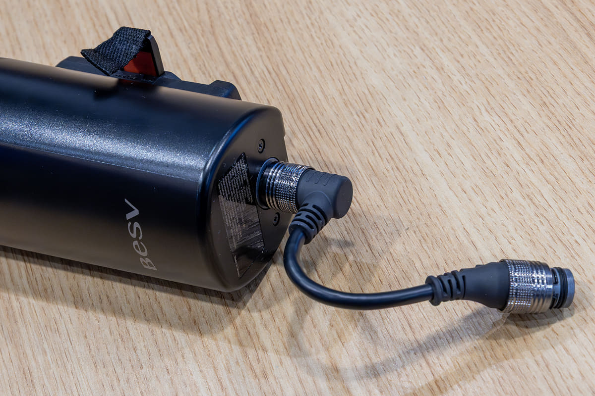 車体と繋ぐブリッジケーブル(173mm)は標準付属。車体とのマウントにはフィドロックというマウントシステムを採用。バイクベース(フレーム側)とフォースコネクター(バッテリー側)で構成される