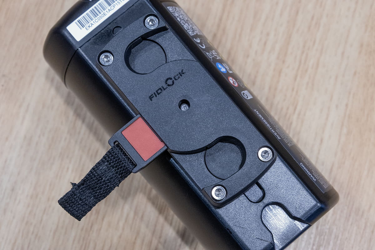 コネクターはこのような形状。フィドロックはドイツのブランドでドリンクホルダーやスマホホルダーなど、いろいろなマウントシステムを発売している