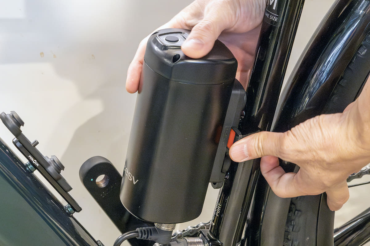 セットできたらセンターにあるロックを押し込むことで固定。取り外す際はロックから出ているベルトを引っ張ることで解除できる