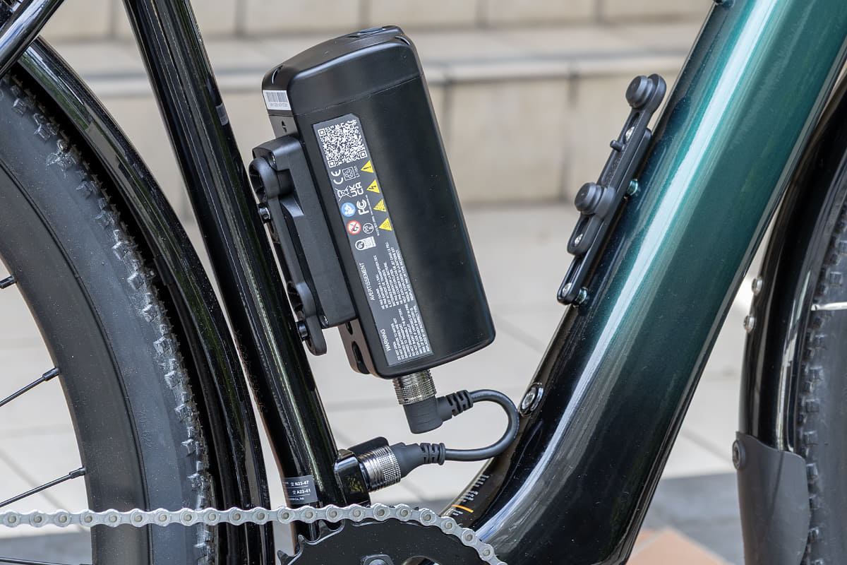 ブリッジケーブルはこのような向きで装着する。専用品なので長さはぴったりでペダリングの際、足に引っかかるようなことはない