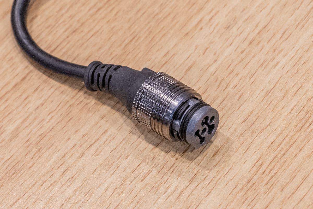 レンジエクステンダーが設定される以前のJGR1.1では充電ソケットの形状が違うため、レンジエクステンダーを使う場合はソケット交換が必要となる。この作業はベスビー取扱店で行なうことができる。なお、現在発売されているJGR1.1は新しい充電ソケットが標準で装備されている