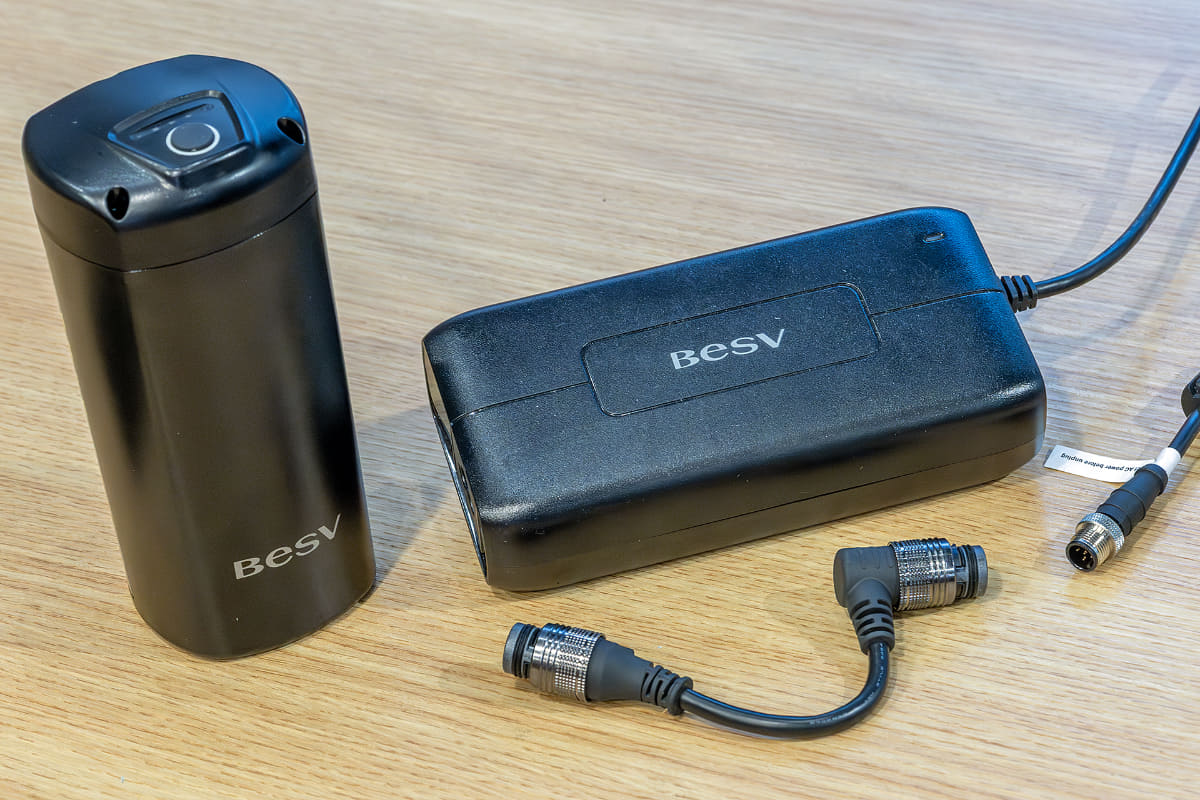 充電ソケットの変更に伴い充電器も変更されている。従来型のJGR1,1オーナーがレンジエクステンダーを購入した場合、無償で新しい充電器と交換することができる。これはうれしい配慮