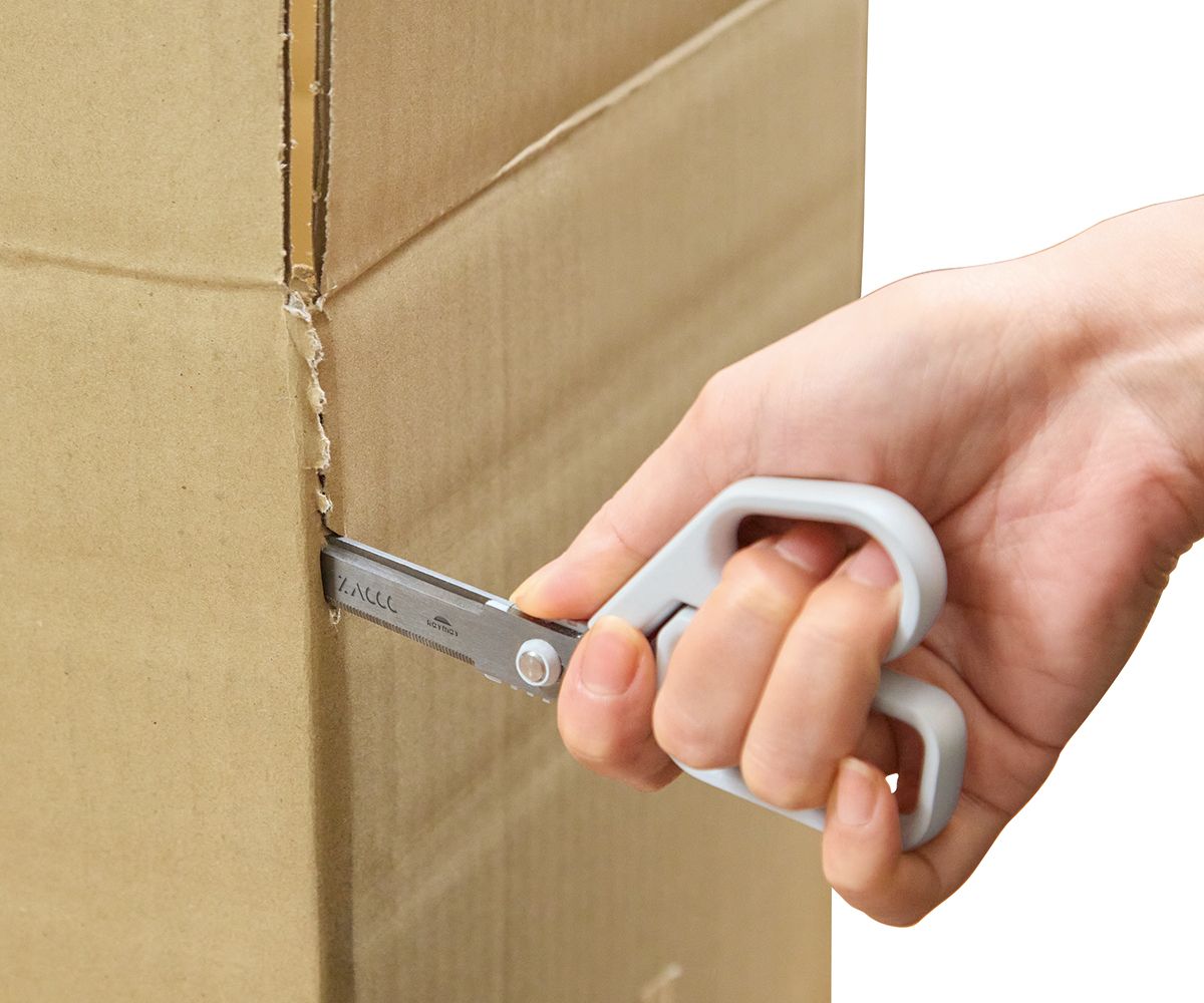 ノコギリと同じように前後に動かしてカットできる